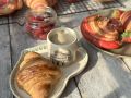 Круассаны и разговоры: уютная встреча на кухне