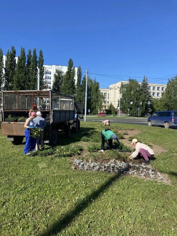 Лето в самом разгаре, а значит, у коммунальных служб города — горячая пора! Лето в самом разгаре, а значит, у коммунальных служб города — горячая пора!