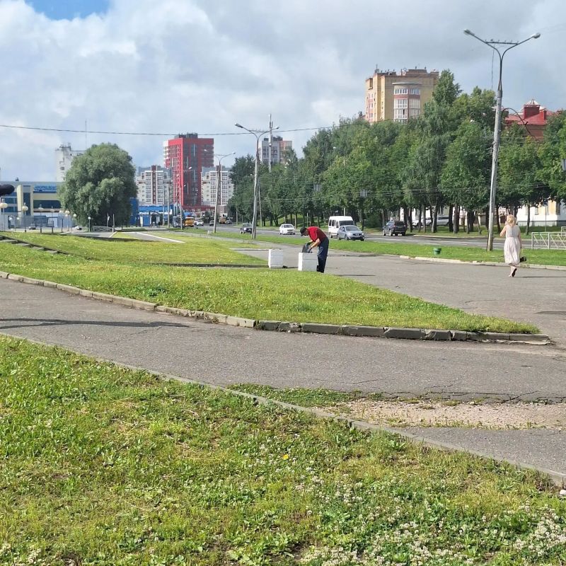 Лето в самом разгаре, а значит, у коммунальных служб города — горячая пора! Лето в самом разгаре, а значит, у коммунальных служб города — горячая пора!