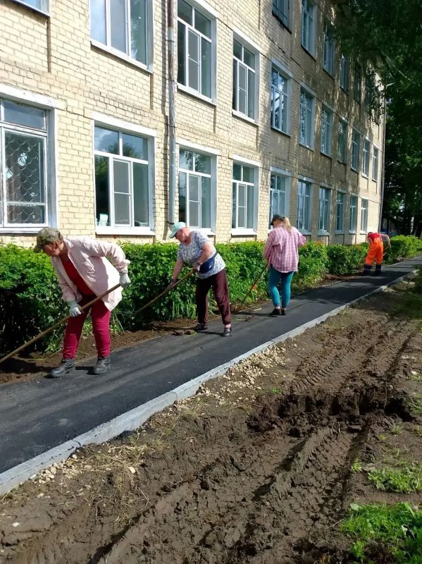 Лето в самом разгаре, а значит, у коммунальных служб города — горячая пора! Лето в самом разгаре, а значит, у коммунальных служб города — горячая пора!
