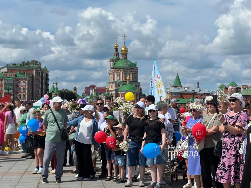 День семьи, любви и верности в Йошкар-Оле отметили ярким парадом семей – праздник прошел в рамках Года единства народов России День семьи, любви и верности в Йошкар-Оле отметили ярким парадом семей – праздник прошел в рамках Года единства народов России