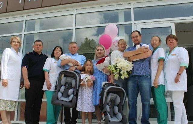 В День семьи, любви и верности в Перинатальном центре г. Йошкар-Оле молодым родителям вручили автолюльки для малышей