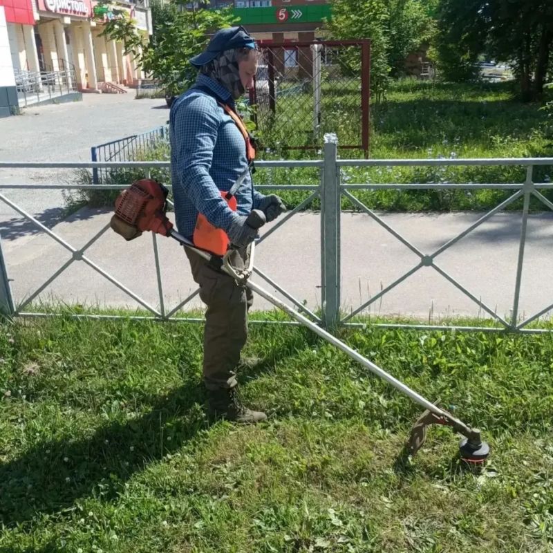 Ежедневная работа наших коммунальных служб - это поддержание чистоты и порядка на улицах, в парках и скверах Йошкар-Олы Ежедневная работа наших коммунальных служб - это поддержание чистоты и порядка на улицах, в парках и скверах Йошкар-Олы