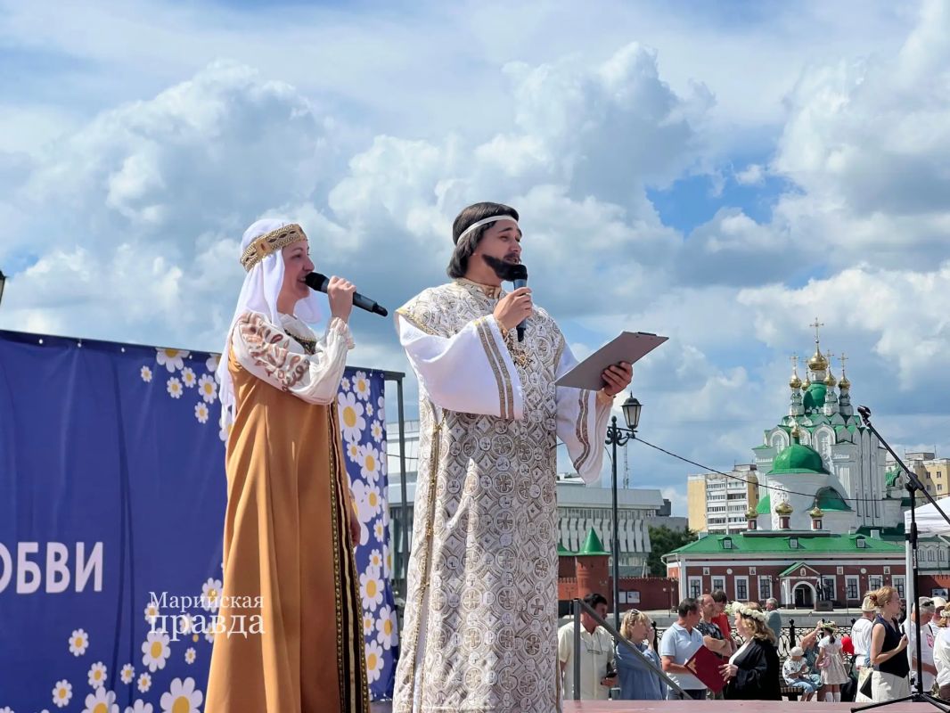 День семьи, любви и верности в Йошкар-Оле отметили ярким парадом семей – праздник прошел в рамках Года единства народов России День семьи, любви и верности в Йошкар-Оле отметили ярким парадом семей – праздник прошел в рамках Года единства народов России