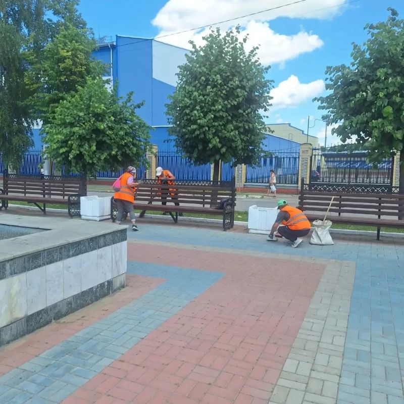 Ежедневная работа наших коммунальных служб - это поддержание чистоты и порядка на улицах, в парках и скверах Йошкар-Олы Ежедневная работа наших коммунальных служб - это поддержание чистоты и порядка на улицах, в парках и скверах Йошкар-Олы