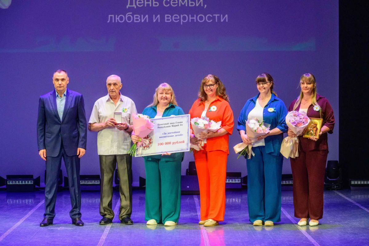 Юрий Зайцев: Мне очень приятно в этот замечательный праздник вручить жителям из разных уголков республики почетные знаки «За достойное воспитание детей» Юрий Зайцев: Мне очень приятно в этот замечательный праздник вручить жителям из разных уголков республики почетные знаки «За достойное воспитание детей»