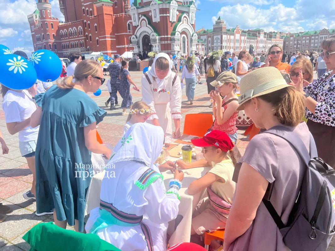 День семьи, любви и верности в Йошкар-Оле отметили ярким парадом семей – праздник прошел в рамках Года единства народов России День семьи, любви и верности в Йошкар-Оле отметили ярким парадом семей – праздник прошел в рамках Года единства народов России
