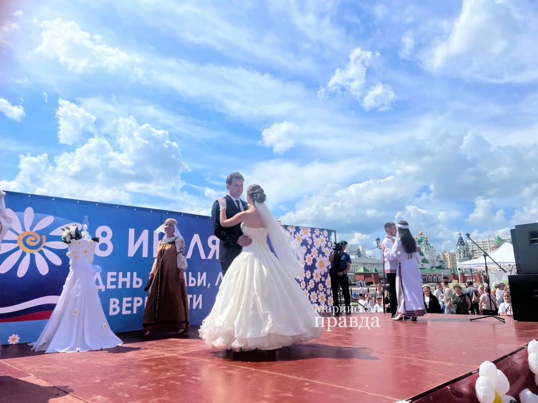 День семьи, любви и верности в Йошкар-Оле отметили ярким парадом семей – праздник прошел в рамках Года единства народов России День семьи, любви и верности в Йошкар-Оле отметили ярким парадом семей – праздник прошел в рамках Года единства народов России