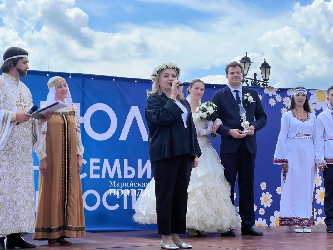День семьи, любви и верности в Йошкар-Оле отметили ярким парадом семей – праздник прошел в рамках Года единства народов России День семьи, любви и верности в Йошкар-Оле отметили ярким парадом семей – праздник прошел в рамках Года единства народов России