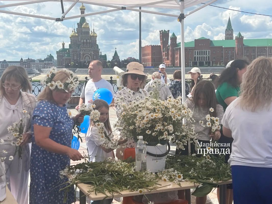 День семьи, любви и верности в Йошкар-Оле отметили ярким парадом семей – праздник прошел в рамках Года единства народов России День семьи, любви и верности в Йошкар-Оле отметили ярким парадом семей – праздник прошел в рамках Года единства народов России