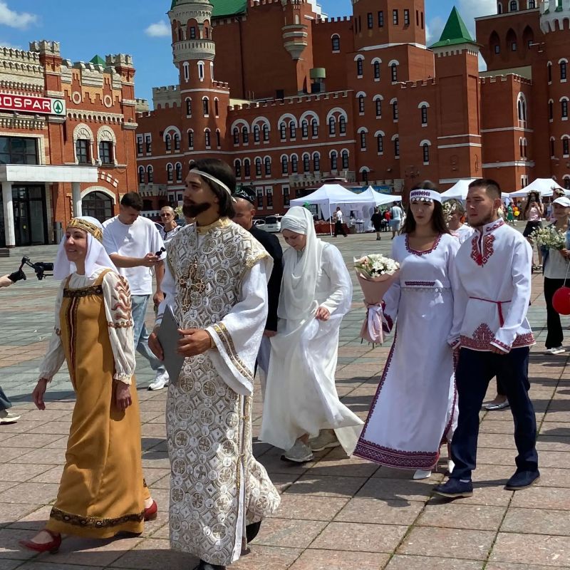 В День семьи, любви и верности в Йошкар-Оле состоялся «Парад семьи» В День семьи, любви и верности в Йошкар-Оле состоялся «Парад семьи»