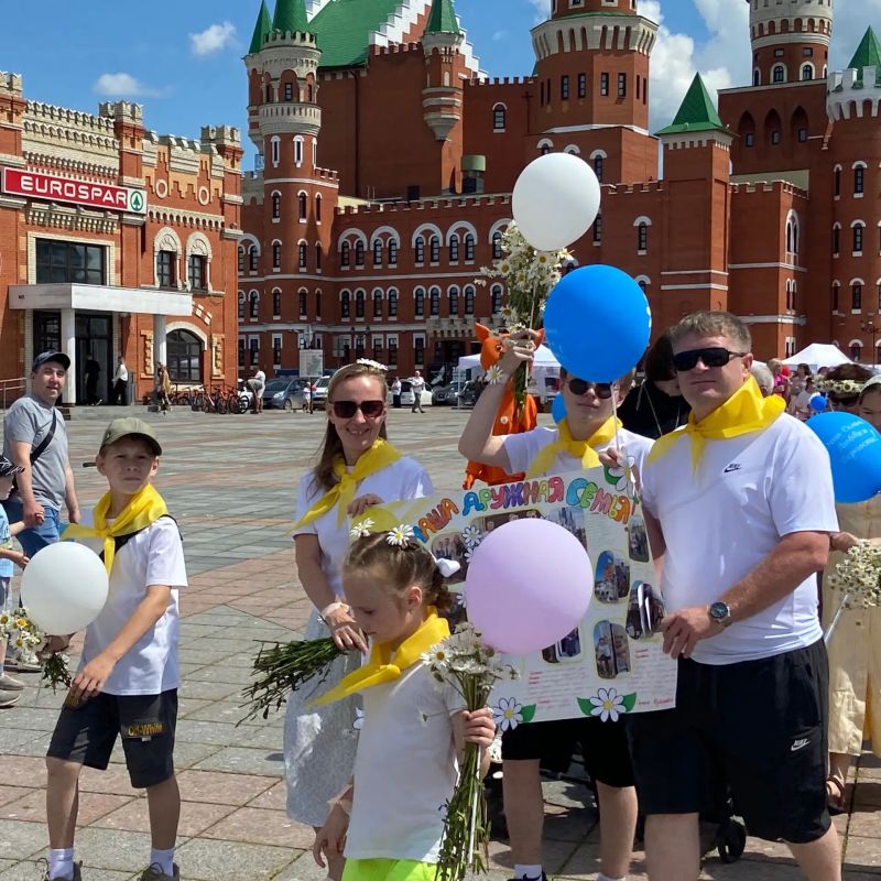 В День семьи, любви и верности в Йошкар-Оле состоялся «Парад семьи» В День семьи, любви и верности в Йошкар-Оле состоялся «Парад семьи»