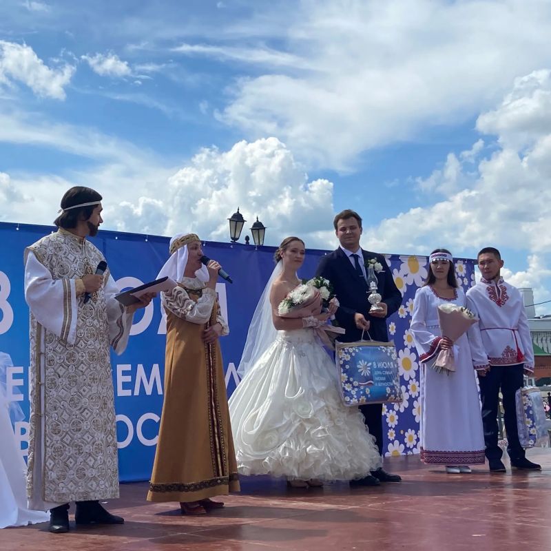 В День семьи, любви и верности в Йошкар-Оле состоялся «Парад семьи» В День семьи, любви и верности в Йошкар-Оле состоялся «Парад семьи»
