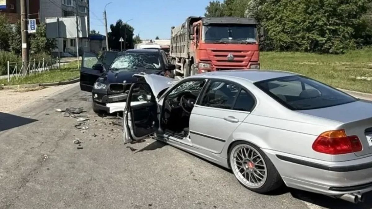 В Йошкар-Оле 32-летний лихач на BMW врезался в BMW