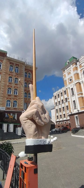 Около театра оперы и балета им. Э. Сапаева появился шлагбаум необычной формы