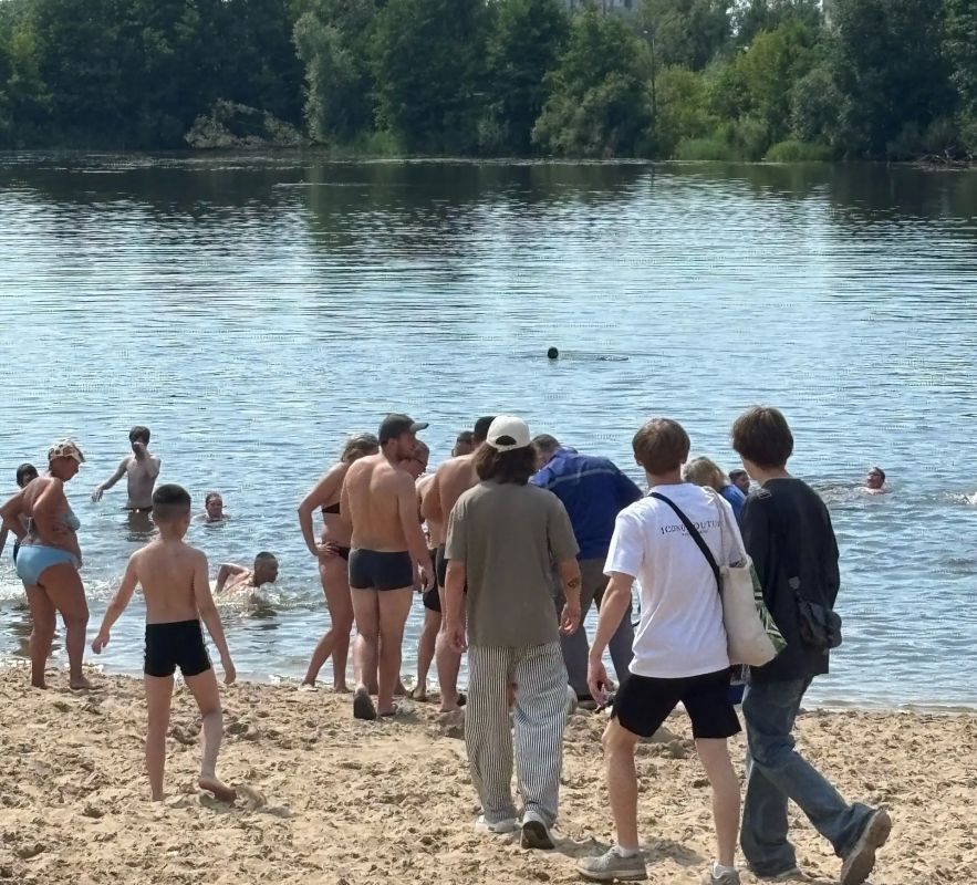 На котловане в Сомбатхее йошкаролинка спасла тонущего подростка На котловане в Сомбатхее йошкаролинка спасла тонущего подростка