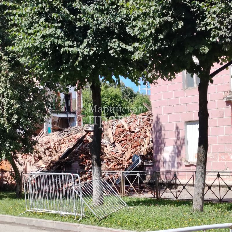 В Йошкар-Оле разбирают бывшее общежитие пединститута В Йошкар-Оле разбирают бывшее общежитие пединститута