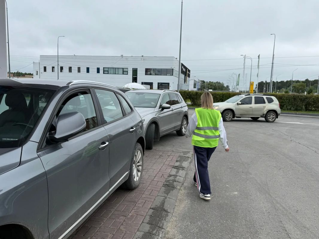 Волонтеры помогают автомобилистам на АЗС Йошкар-Олы Волонтеры помогают автомобилистам на АЗС Йошкар-Олы