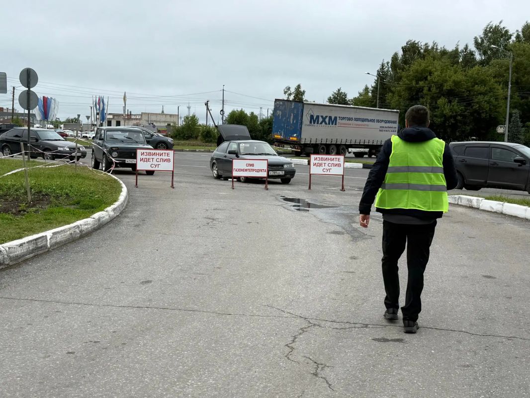 Волонтеры помогают автомобилистам на АЗС Йошкар-Олы Волонтеры помогают автомобилистам на АЗС Йошкар-Олы