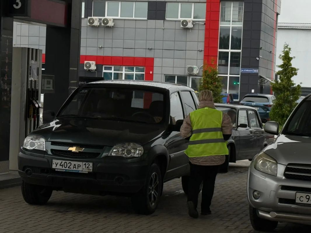 Волонтеры помогают автомобилистам на АЗС Йошкар-Олы Волонтеры помогают автомобилистам на АЗС Йошкар-Олы
