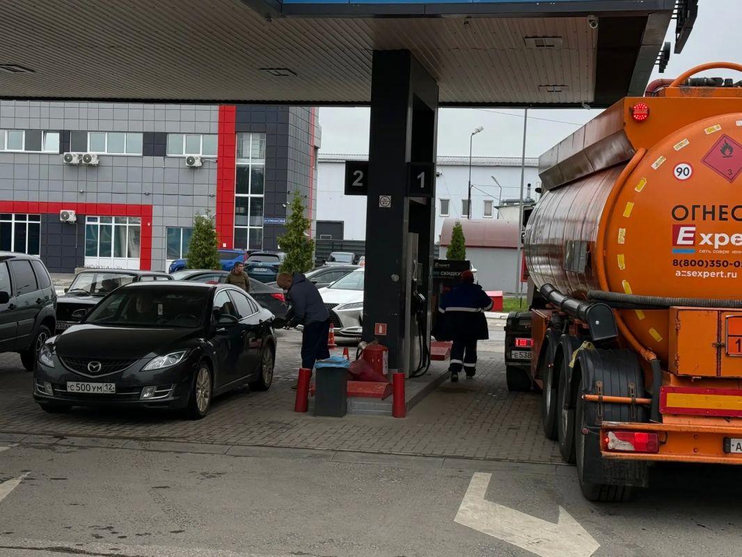 Волонтеры помогают автомобилистам на АЗС Йошкар-Олы Волонтеры помогают автомобилистам на АЗС Йошкар-Олы