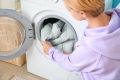 Почему холодная стирка может быть опасной: вещи, которые необходимо мыть при высокой температуре