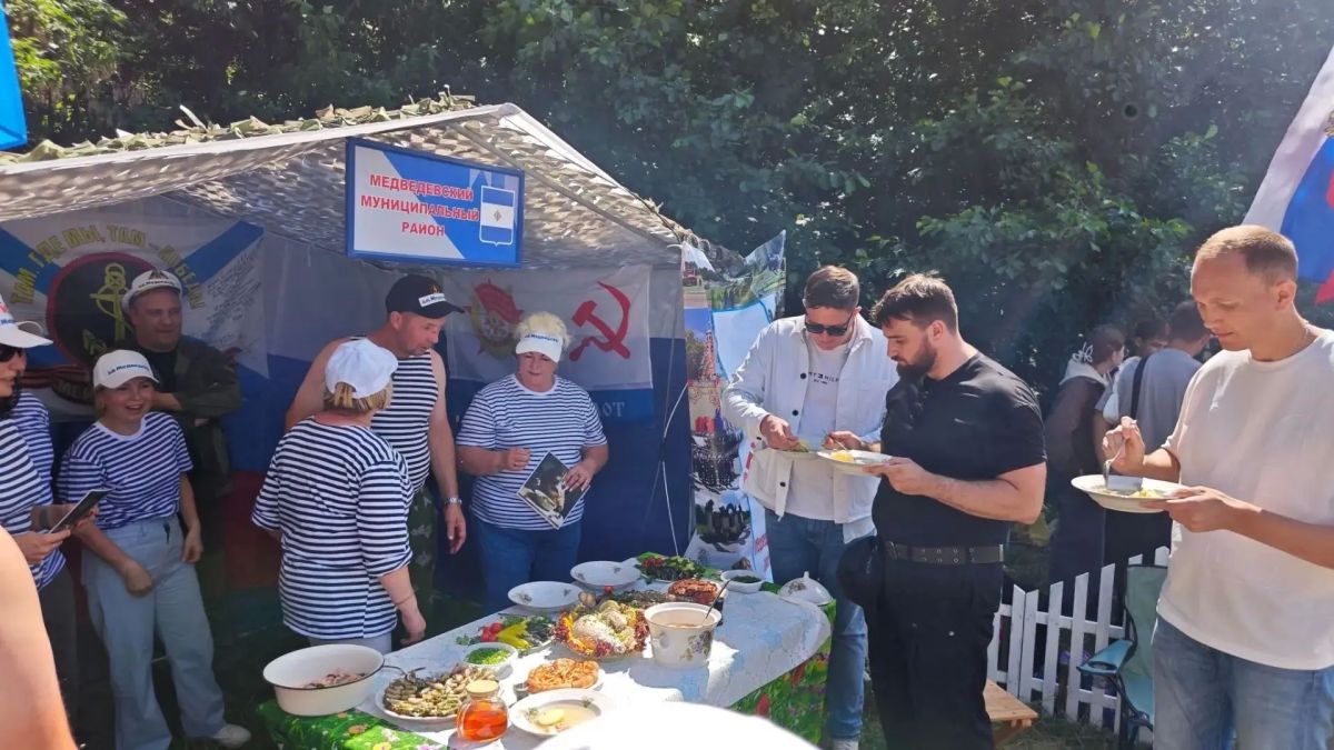 Сегодня живописная поляна в дубовой роще Йошкар-Олы превратилась в центр кулинарных традиций и казачьей культуры Сегодня живописная поляна в дубовой роще Йошкар-Олы превратилась в центр кулинарных традиций и казачьей культуры