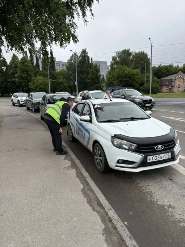 На АЗС Йошкар-Олы волонтеры разъясняют водителям ситуацию с подвозом бензина На АЗС Йошкар-Олы волонтеры разъясняют водителям ситуацию с подвозом бензина