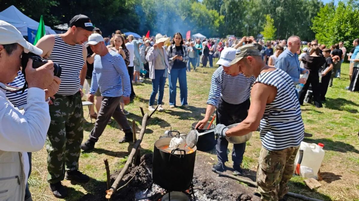 Сегодня живописная поляна в дубовой роще Йошкар-Олы превратилась в центр кулинарных традиций и казачьей культуры Сегодня живописная поляна в дубовой роще Йошкар-Олы превратилась в центр кулинарных традиций и казачьей культуры