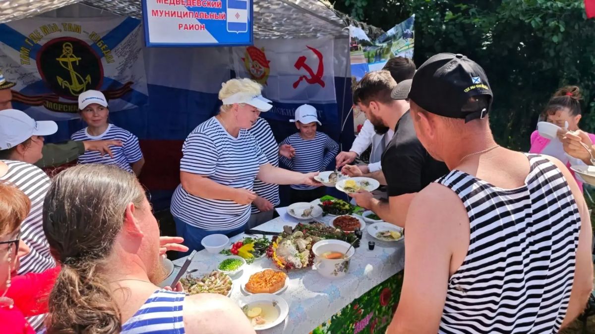 Сегодня живописная поляна в дубовой роще Йошкар-Олы превратилась в центр кулинарных традиций и казачьей культуры Сегодня живописная поляна в дубовой роще Йошкар-Олы превратилась в центр кулинарных традиций и казачьей культуры