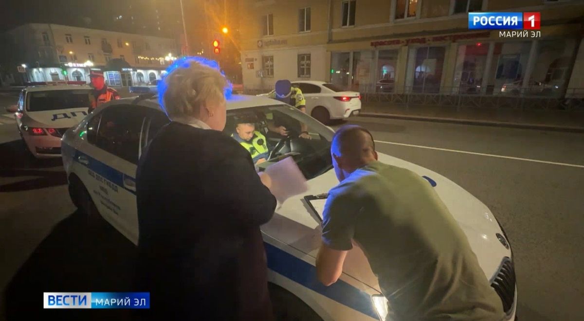 В Волжске автоинспекторы участвуют в приёмке школ к началу нового учебного года В Волжске автоинспекторы участвуют в приёмке школ к началу нового учебного года