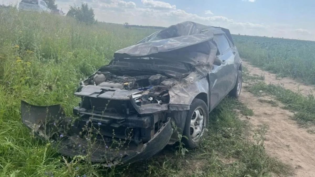 В Горномарийском районе на сельской дороге автомобиль перевернулся в кювет