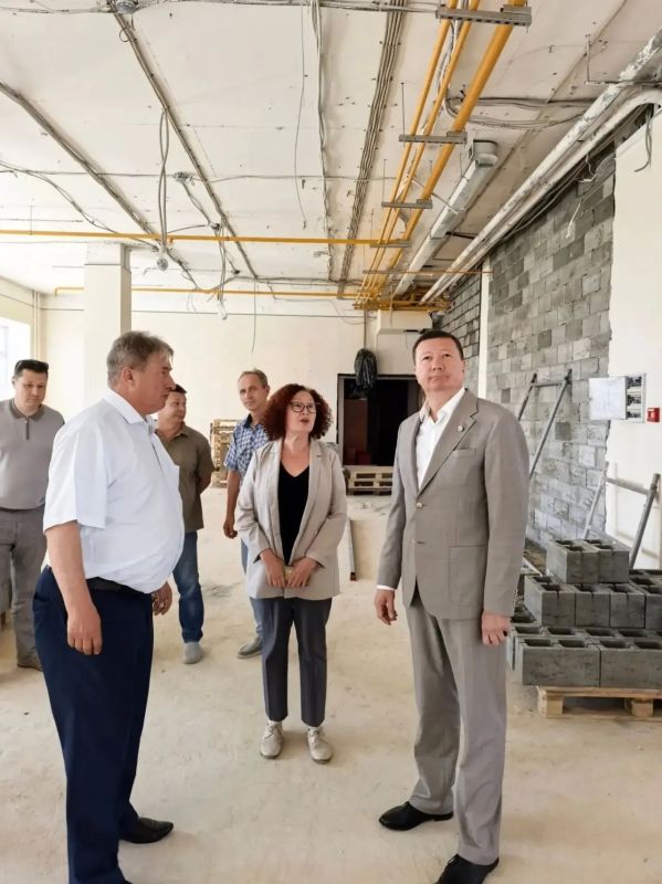Заместитель председателя правительства – министр культуры, печати и по делам национальностей Марий Эл Константин Иванов проинспектировал ход реконструкции здания Национальной художественной галереи Заместитель председателя правительства – министр культуры, печати и по делам национальностей Марий Эл Константин Иванов проинспектировал ход реконструкции здания Национальной художественной галереи