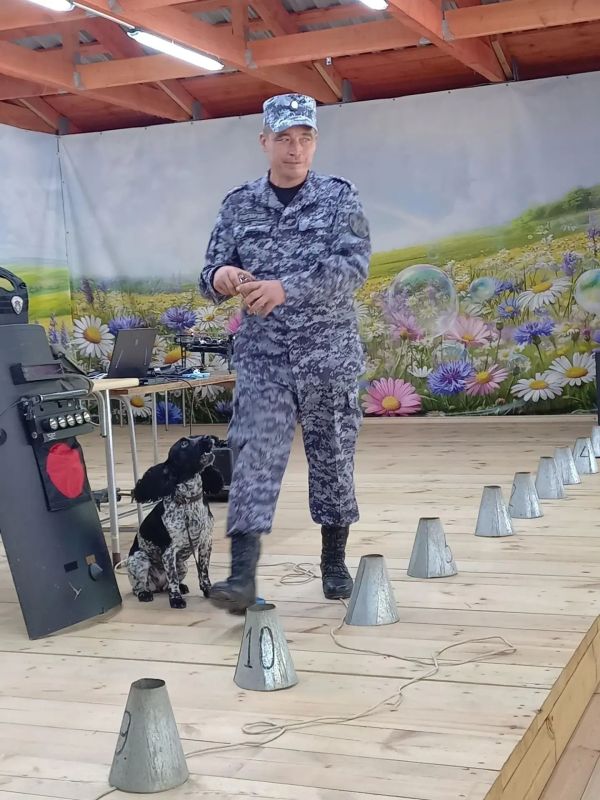 Уроки безопасности для детей от полицейских и росгвардейцев в образовательном центре «Радужный» Уроки безопасности для детей от полицейских и росгвардейцев в образовательном центре «Радужный»