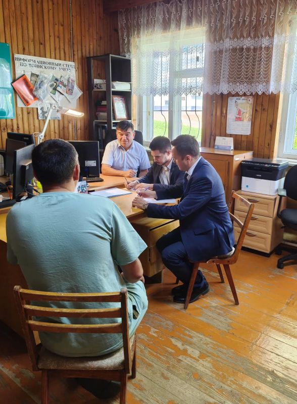 Заместитель Председателя Госсобрания Александр Смирнов и «Народный юрист» провели прием граждан в Сернурском округе Заместитель Председателя Госсобрания Александр Смирнов и «Народный юрист» провели прием граждан в Сернурском округе