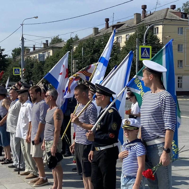 В Йошкар-Оле на митинге в честь дня ВМФ почти память погибших моряков В Йошкар-Оле на митинге в честь дня ВМФ почти память погибших моряков