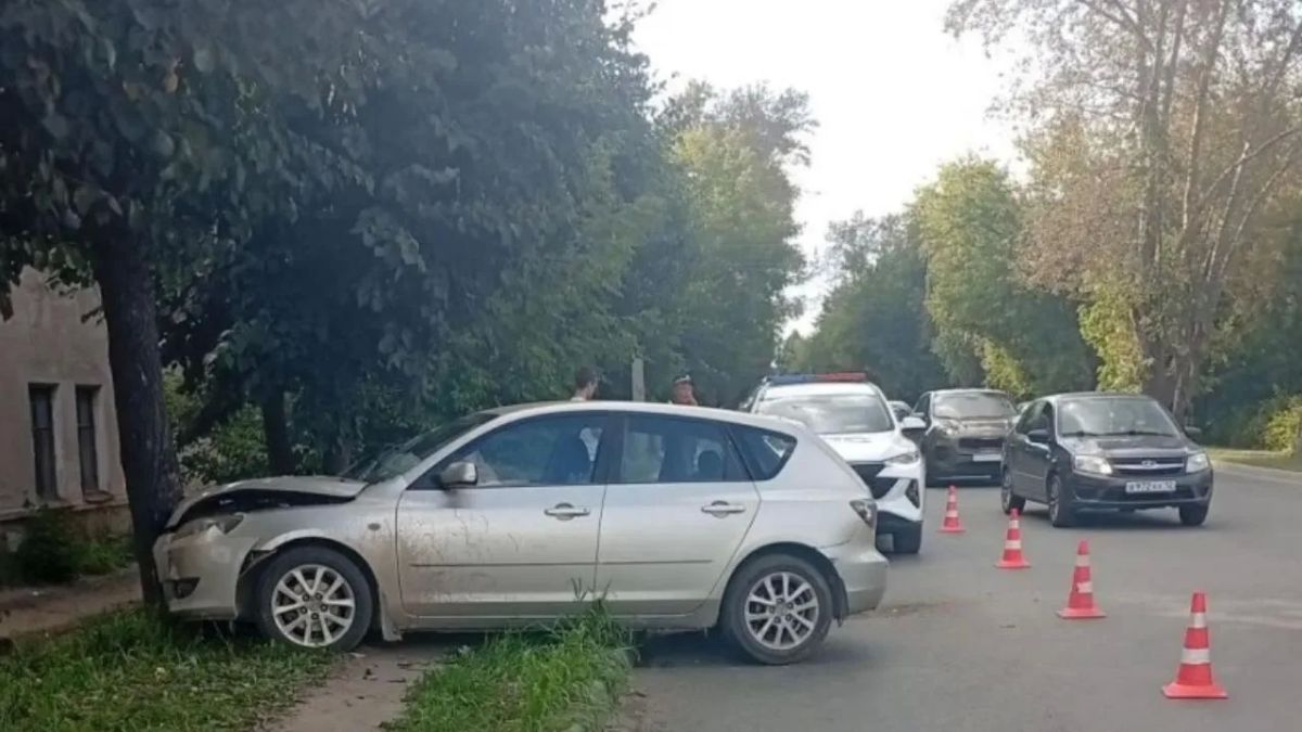 В Йошкар-Оле «Мазда» впечаталась в дерево