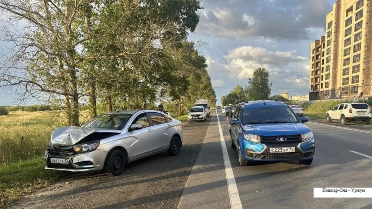 На въезде в Йошкар-Олу не поделили дорогу две «Лады»