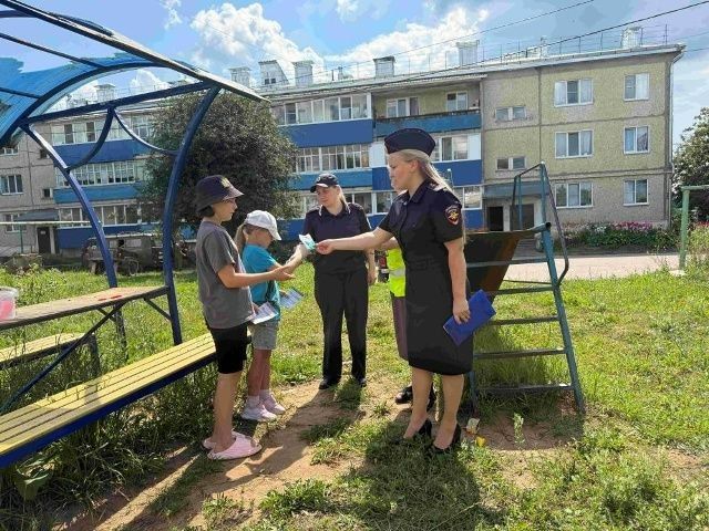 Сотрудники Госавтоинспекции проводят профилактические беседы с несовершеннолетними на придомовых территориях Сотрудники Госавтоинспекции проводят профилактические беседы с несовершеннолетними на придомовых территориях