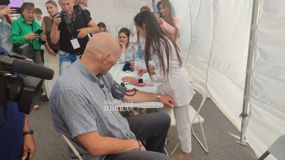 Николай Валуев проверил здоровье в мобильном пункте у ТЦ «Эссен» Николай Валуев проверил здоровье в мобильном пункте у ТЦ «Эссен»