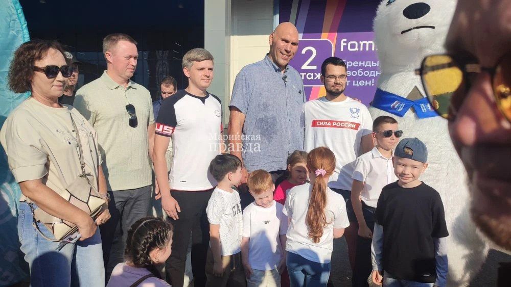 Николай Валуев проверил здоровье в мобильном пункте у ТЦ «Эссен» Николай Валуев проверил здоровье в мобильном пункте у ТЦ «Эссен»
