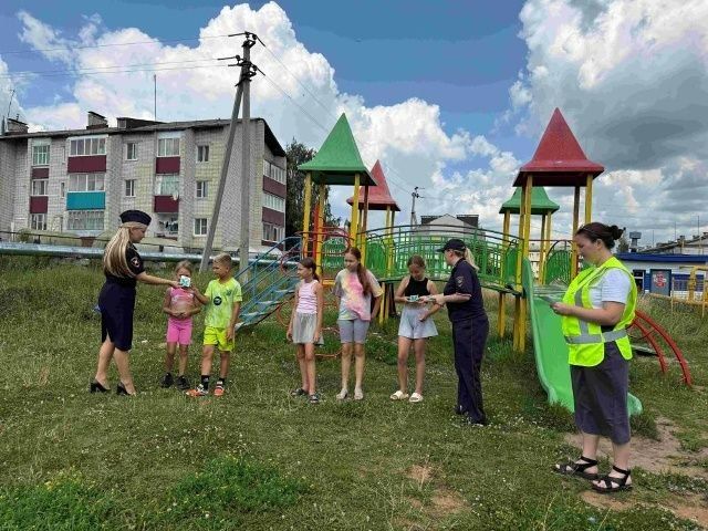 Автоинспекторы и органы профилактики проводят совместную работу с юными участниками дорожного движения Автоинспекторы и органы профилактики проводят совместную работу с юными участниками дорожного движения