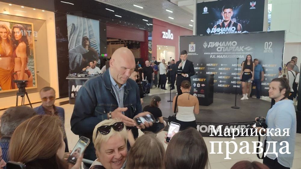В Йошкар-Оле прошла автограф-сессия Николая Валуева В Йошкар-Оле прошла автограф-сессия Николая Валуева