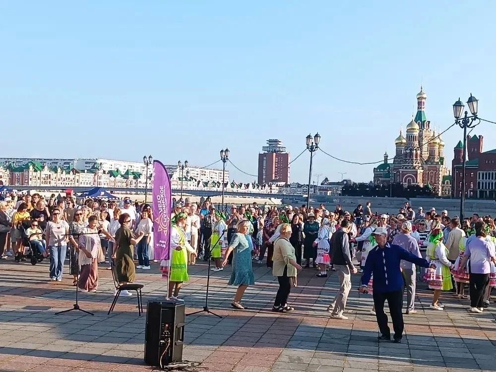 Народные фольклорные ансамбли собрали в Йошкар-Оле множество слушателей Народные фольклорные ансамбли собрали в Йошкар-Оле множество слушателей