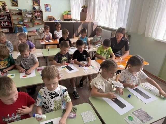 В Волжске сотрудники Госавтоинспекции провели тематическое занятие для дошкольников в честь Дня светофора В Волжске сотрудники Госавтоинспекции провели тематическое занятие для дошкольников в честь Дня светофора