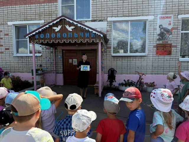 В п. Сернур сотрудники Госавтоинспекции провели увлекательное мероприятие «Мой друг – светофор», посвященное Международному дню светофора В п. Сернур сотрудники Госавтоинспекции провели увлекательное мероприятие «Мой друг – светофор», посвященное Международному дню светофора