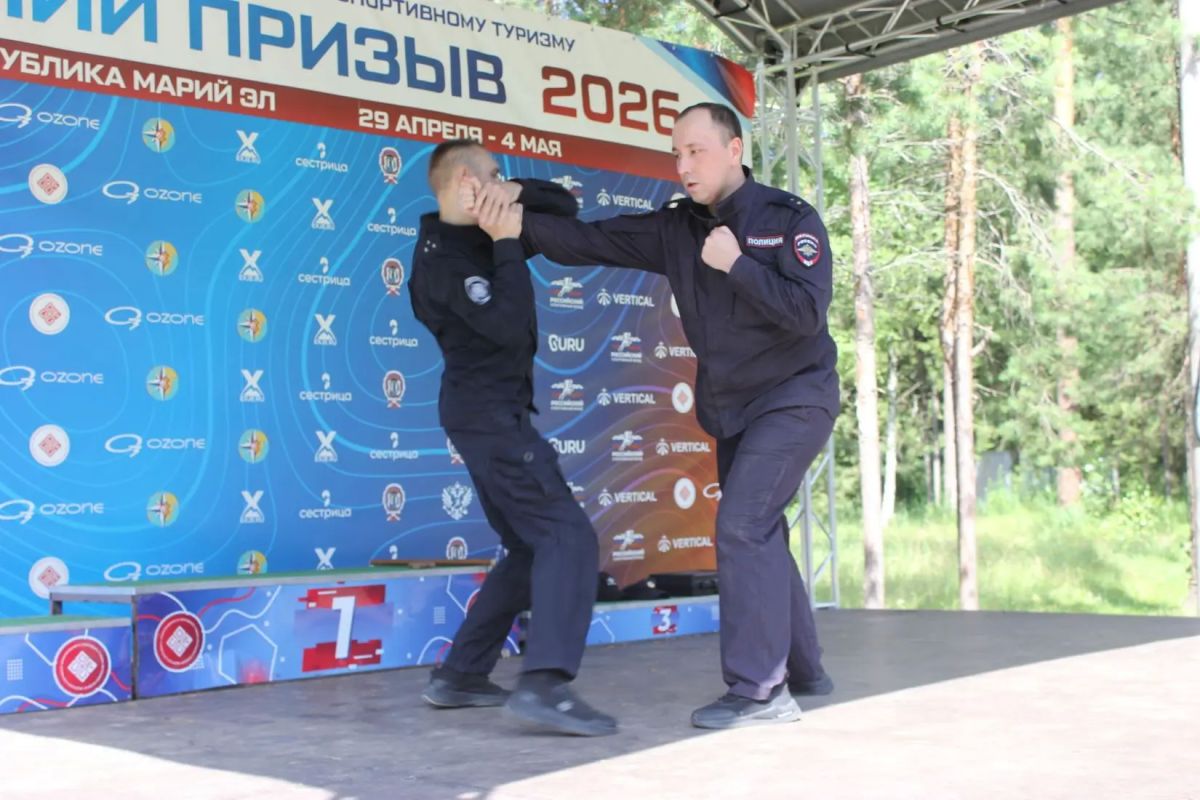 В Республике Марий Эл полицейские и Движение Первых провели для детей «Зарядку со стражем порядка» В Республике Марий Эл полицейские и Движение Первых провели для детей «Зарядку со стражем порядка»