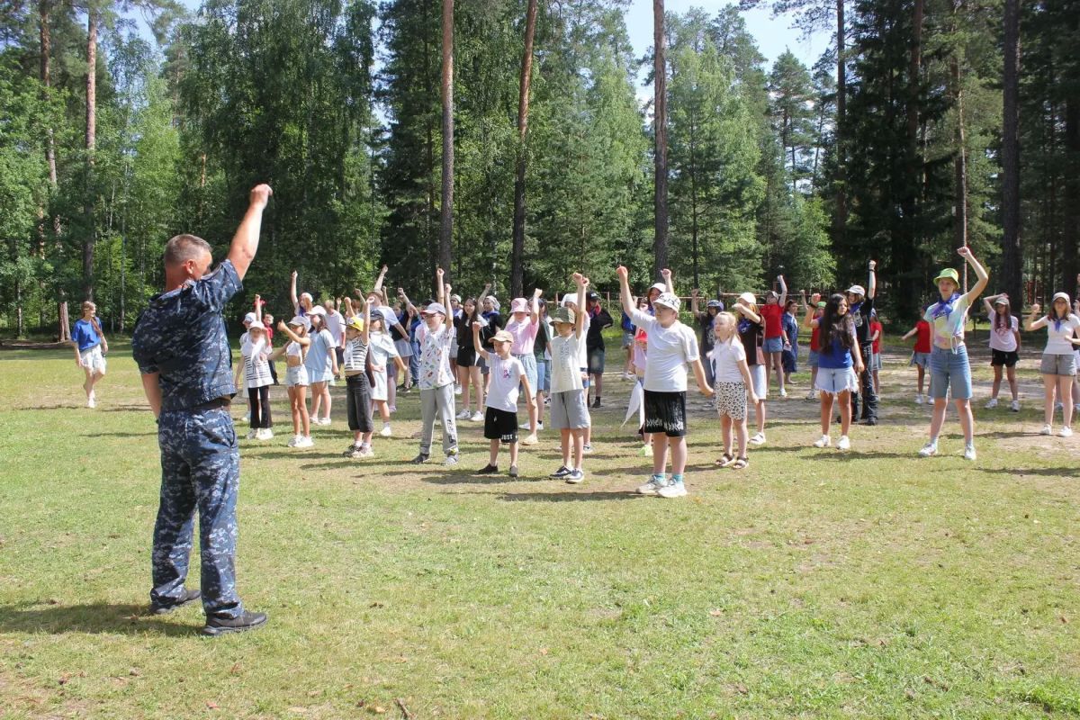 В Республике Марий Эл полицейские и Движение Первых провели для детей «Зарядку со стражем порядка» В Республике Марий Эл полицейские и Движение Первых провели для детей «Зарядку со стражем порядка»