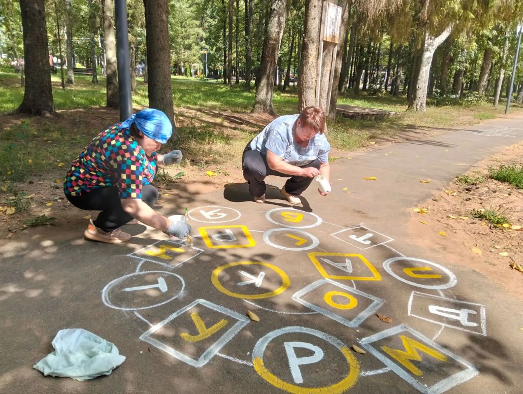 Асфальтовая дорожка на детской площадке в Центральном парке п. Мари-Турек превратилась в яркую игровую зону Асфальтовая дорожка на детской площадке в Центральном парке п. Мари-Турек превратилась в яркую игровую зону