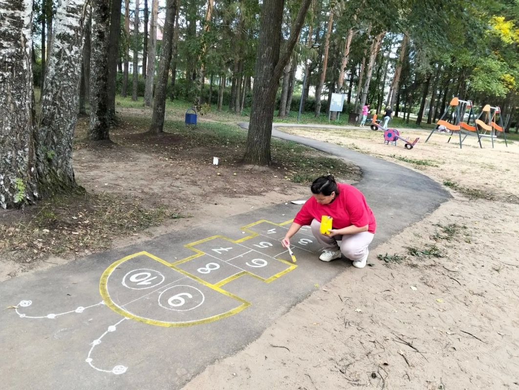 Асфальтовая дорожка на детской площадке в Центральном парке п. Мари-Турек превратилась в яркую игровую зону Асфальтовая дорожка на детской площадке в Центральном парке п. Мари-Турек превратилась в яркую игровую зону